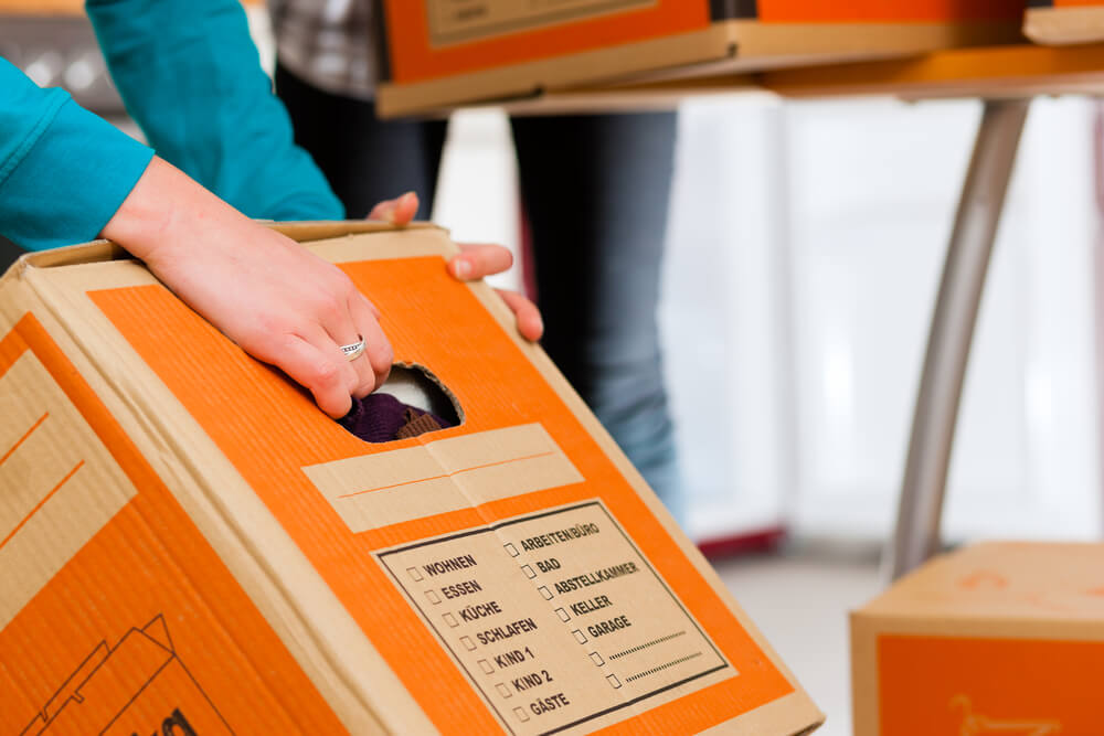 tillen van een verhuisdoos met handvaten